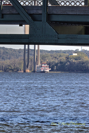 Steamboat coming into shore